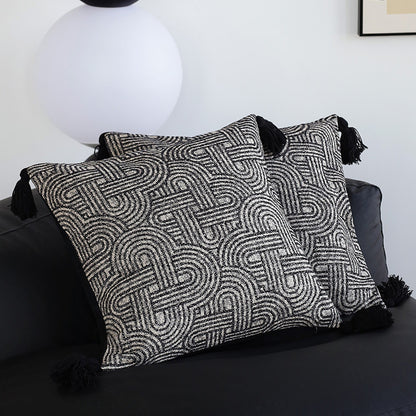 Quadratischer Kissenbezug aus strukturierter Bouclé‑Webung mit geometrischem Relief und Eckquasten Brehn