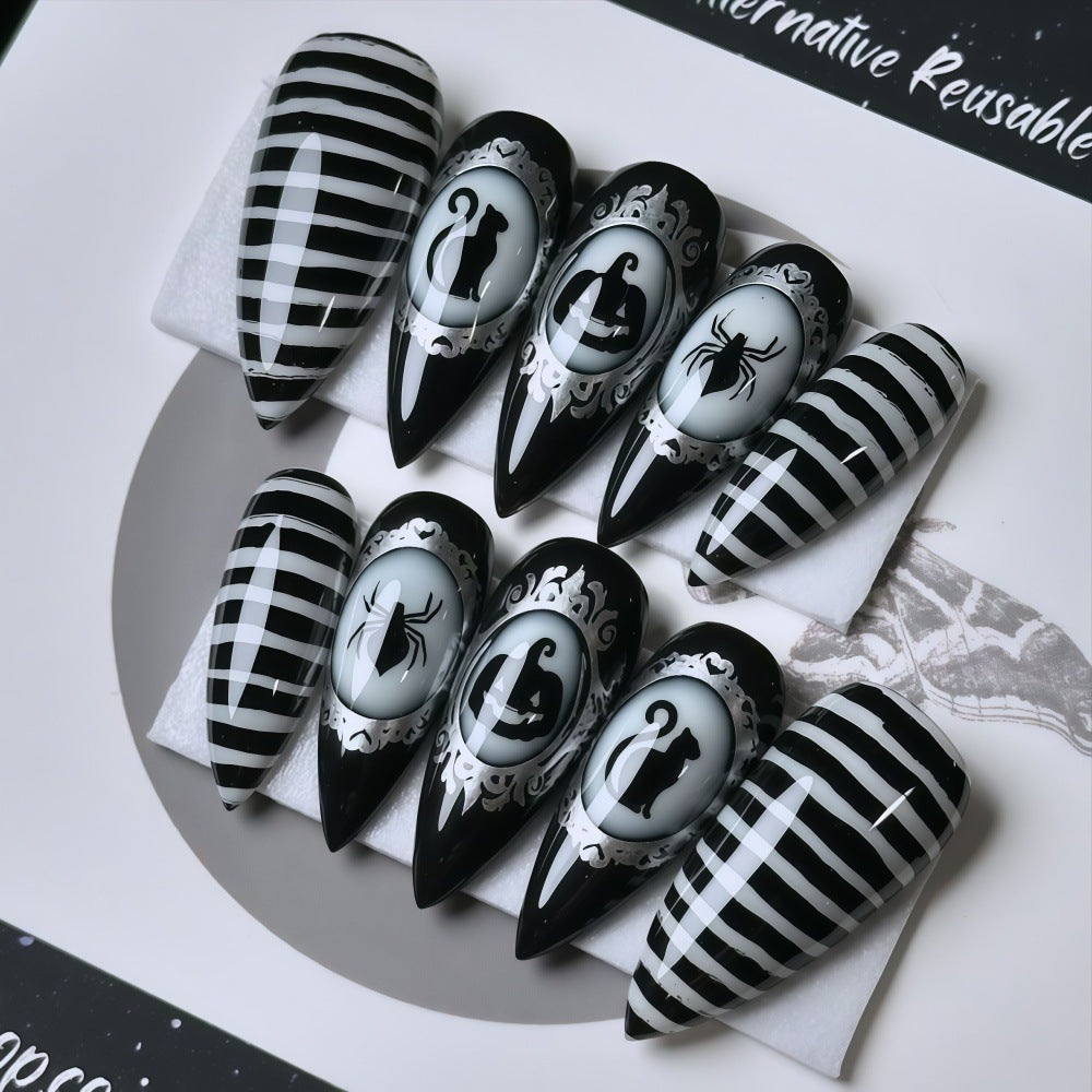 Kreatives Kunstnagelset mit schaurigen Motiven Brehn