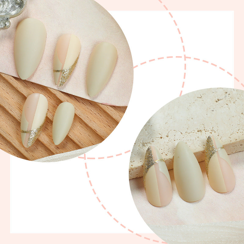 Elegantes Press-On-Nagelset mit künstlerischen Goldakzenten Brehn