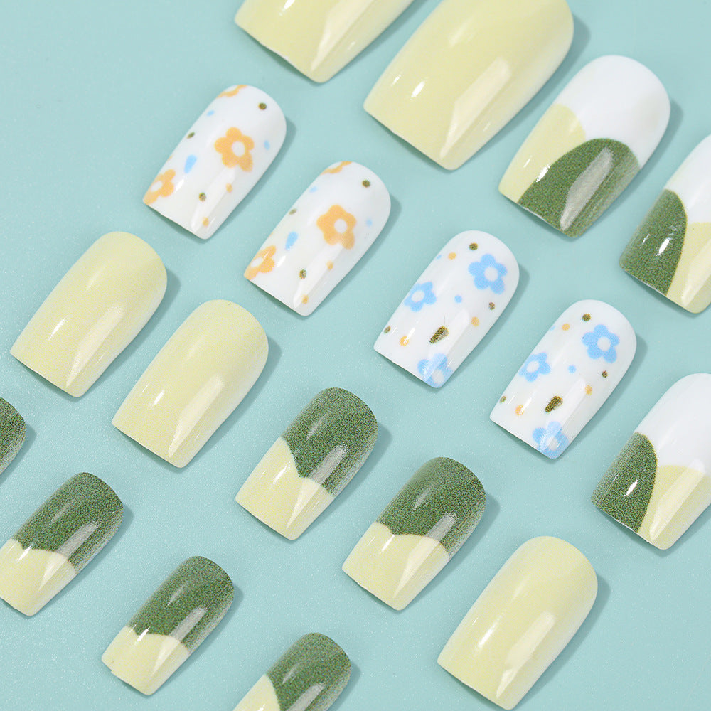 Kunstnagel Set mit verspielten Blumen-Mustern Brehn