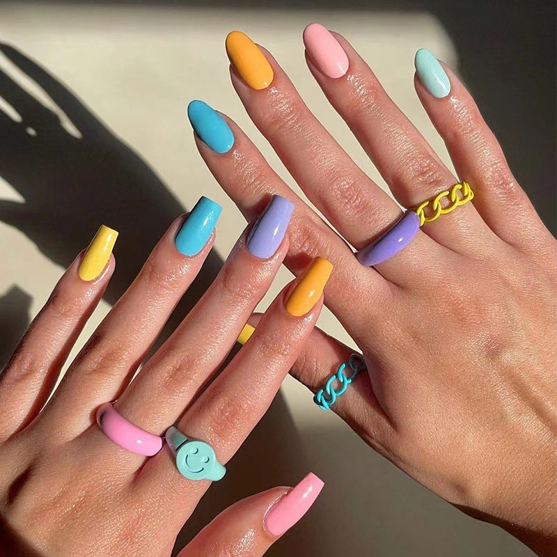 Künstliche Nagelkunst mit bunten Designs Brehn