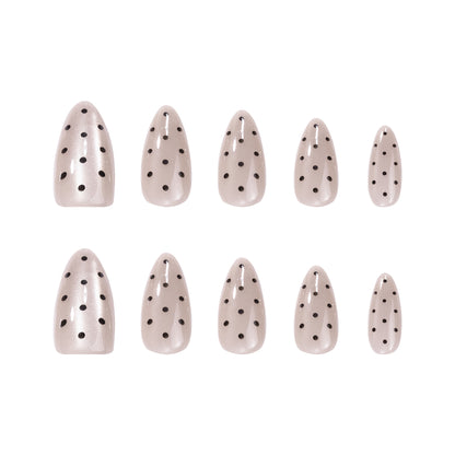 Kunstvolle Nagelspitzen im modernen Design Brehn