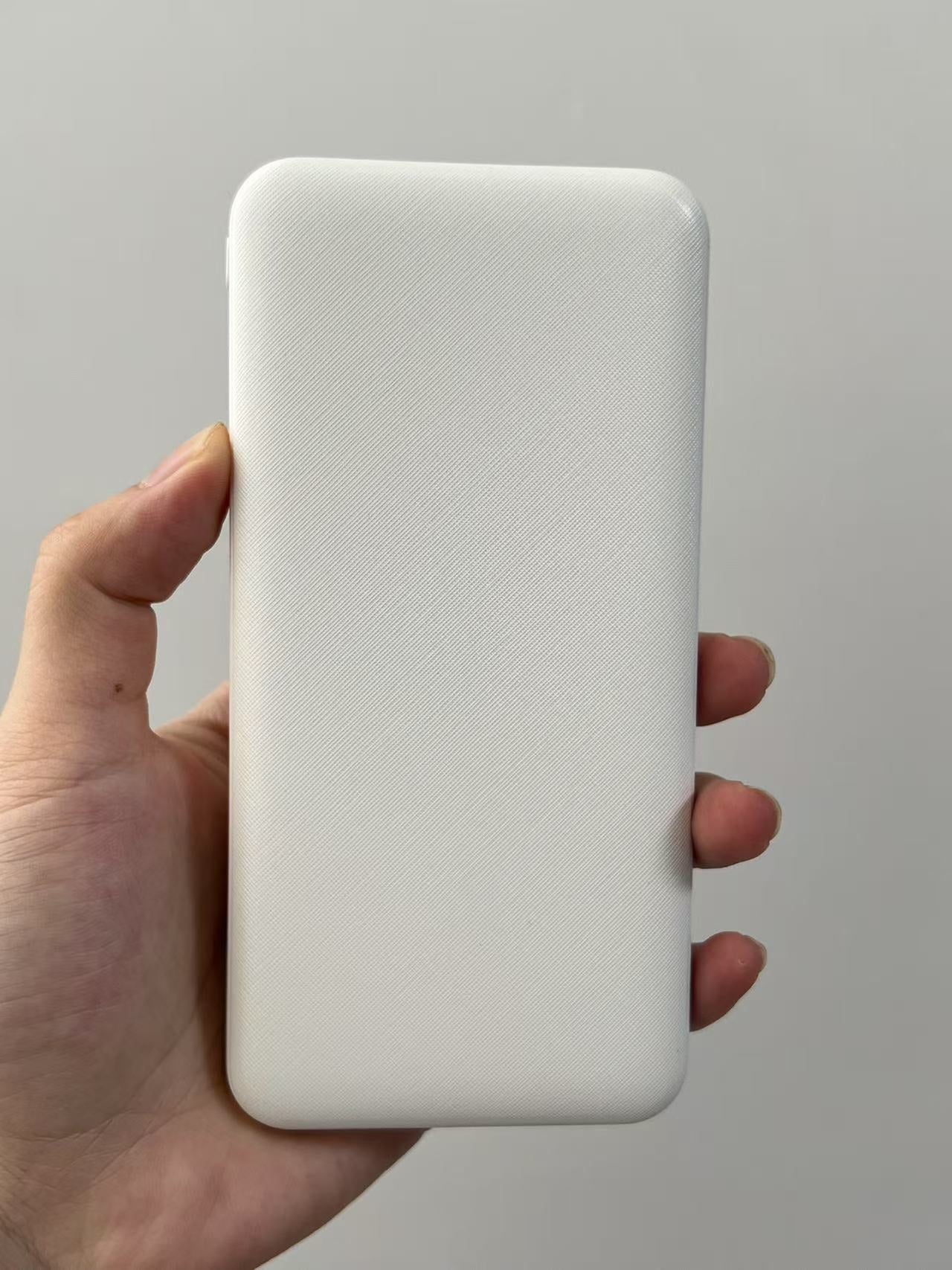 Tragbare Powerbank mit Innovativer Textur und Schnellem Ladeanschluss Brehn