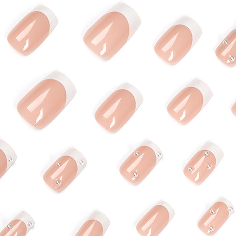 Kunstvolle Nagelkunst mit eleganten Perlen- und Glitzerakzenten Brehn