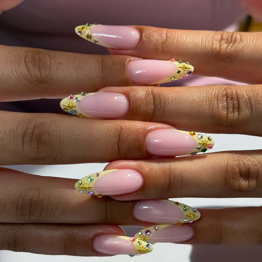 Kunstnagelset mit floralen 3D-Verzierungen und Glitzerakzenten Brehn