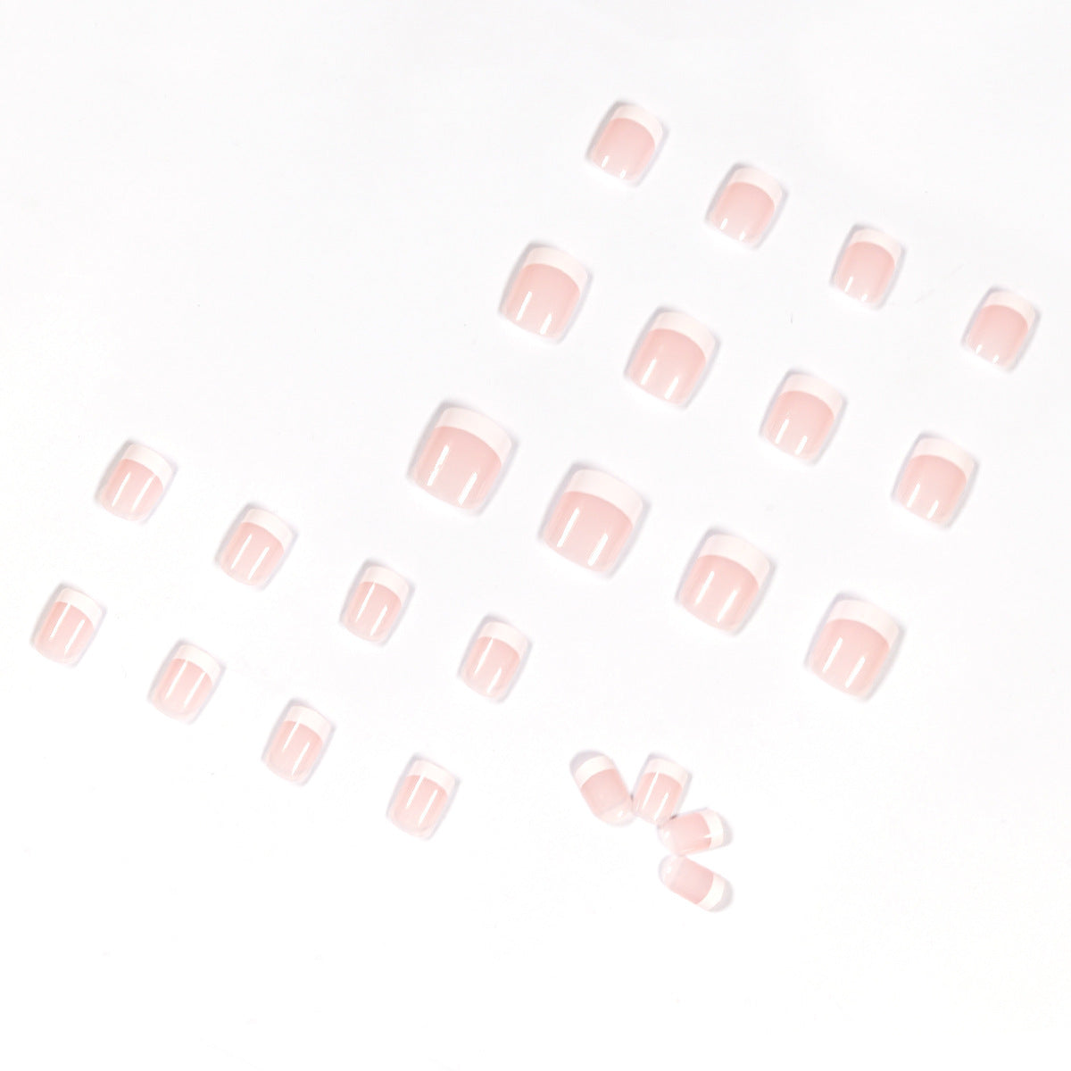 Kunstnägel im French Tip Design Brehn