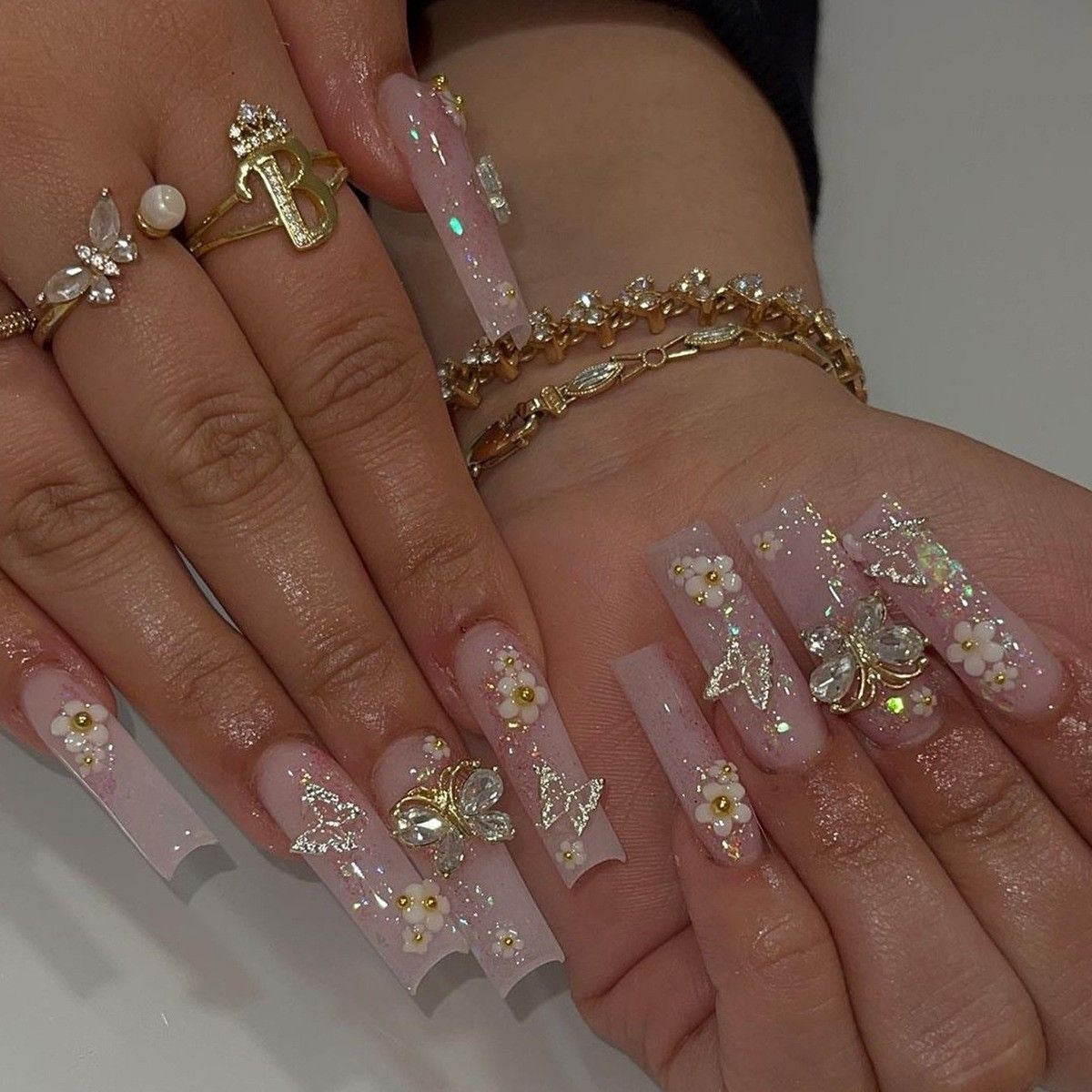Glamouröses Kunstnagelset mit 3D-Schleifen und Glitzerdetails Brehn