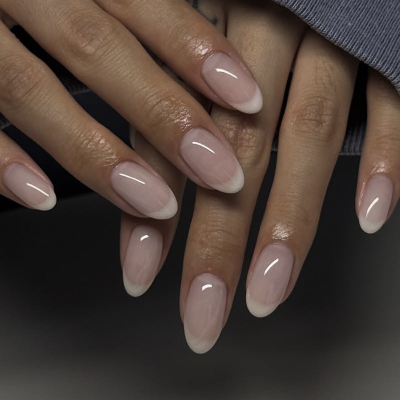 Elegante Stiletto-Nägel mit klassischem French-Tip Brehn