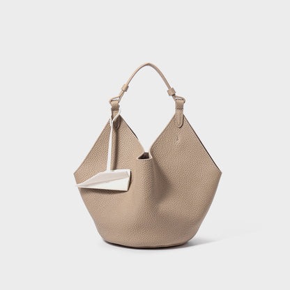 Schlaffes geprägtes Leder Hobo-Bucket-Tasche mit Oberarm und geometrischer Silhouette