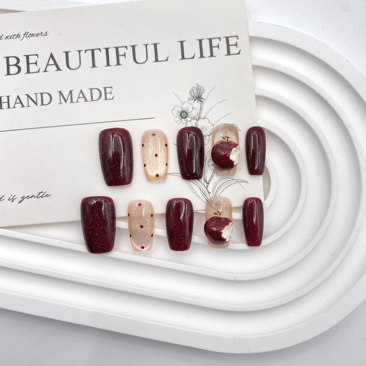 Künstlerisches Press-On Nagelkunst Set mit kreativen Apfel- und Punkten-Designs