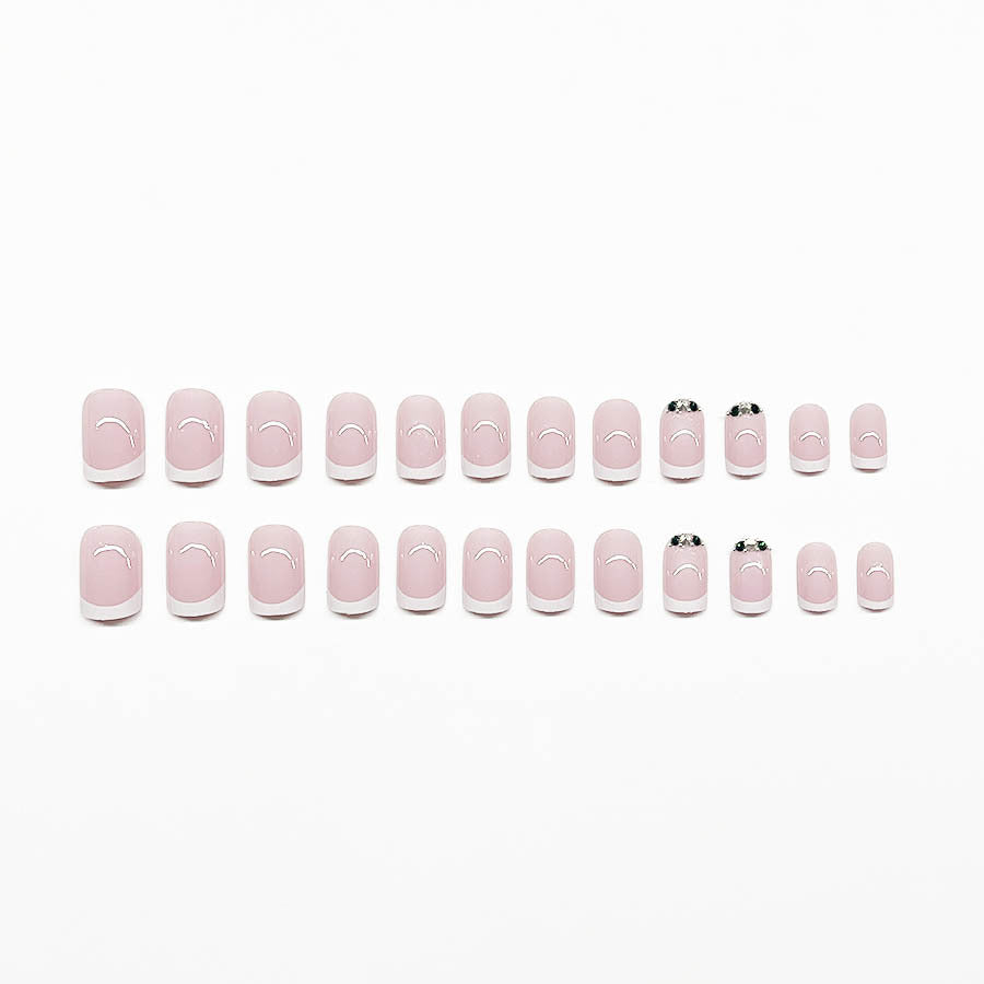Kunstnagelset mit elegantem französischen Design und glitzernden Akzenten Brehn