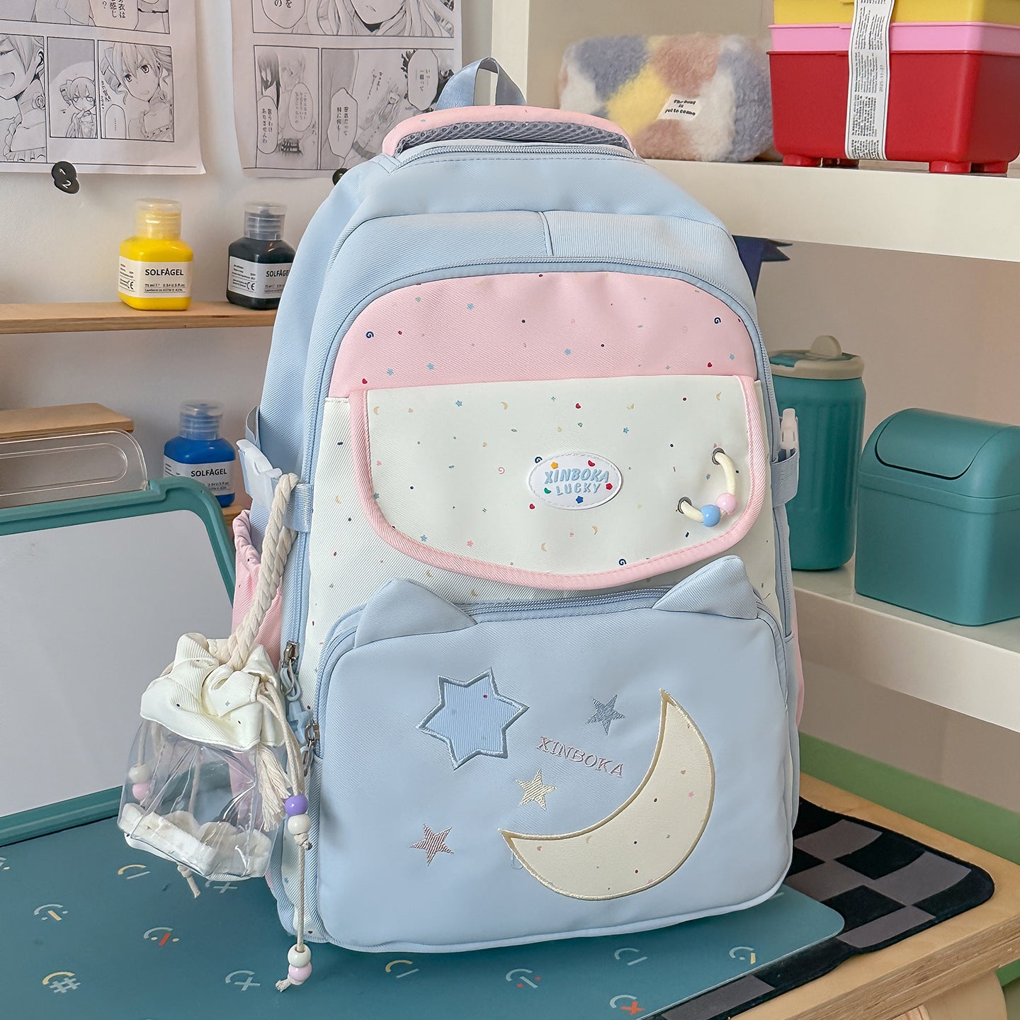 Niedlicher, von Charakteren inspirierter Schulranzen mit mehreren Taschen
