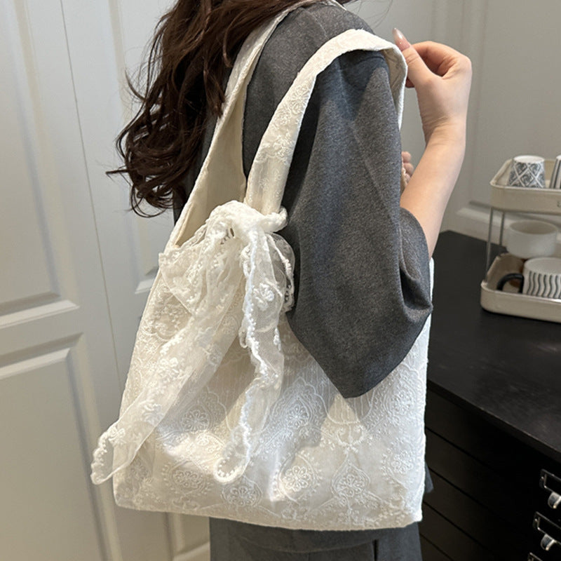 Elegante Handtasche mit Spitzenbesatz