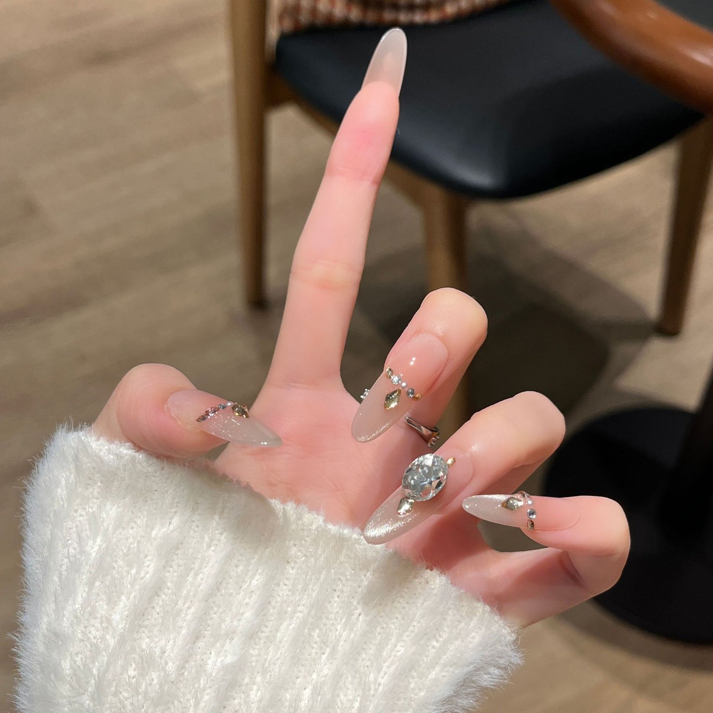 Elegante mit Strass verzierte Press-On-Nagelverlängerungen Brehn