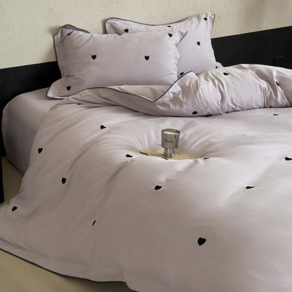 Luxuriöses Baumwollsatin-Bettwäsche-Set mit minimalistischer Herz-Stickerei und feiner Randpaspel