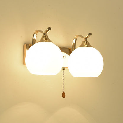 Elegante Wandlampe Globe mit goldener Oberfläche