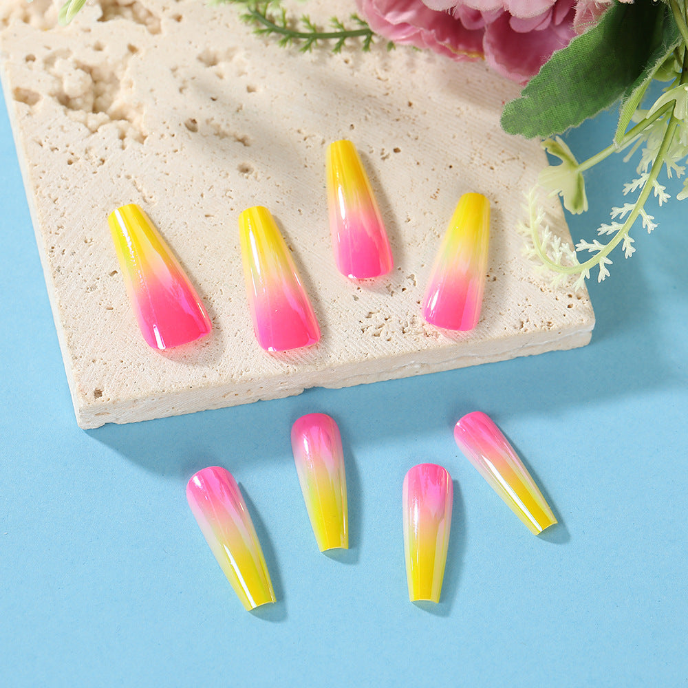 Künstliche Nagelspitzen im modernen Ombre-Design Brehn