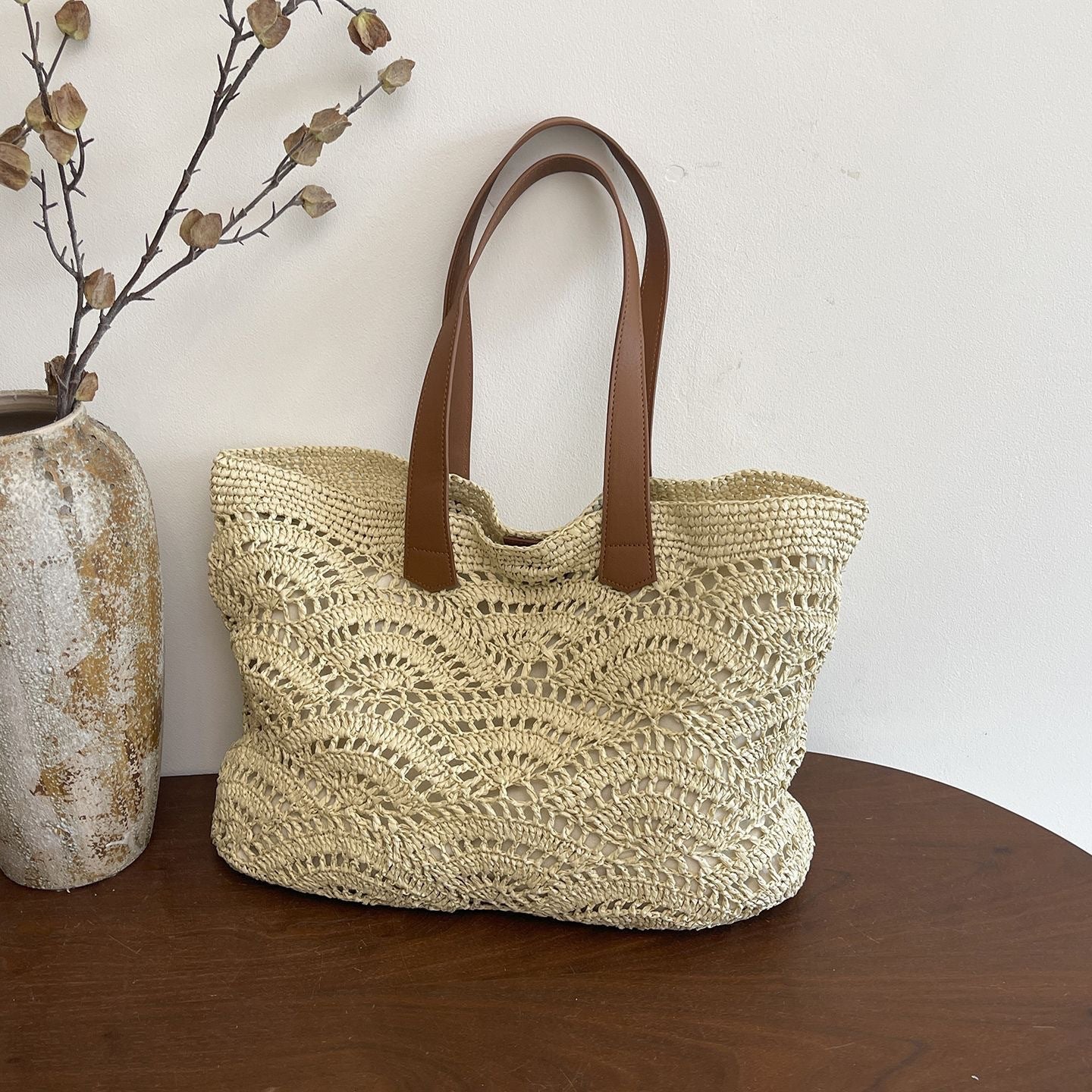 Handtasche Aus Hochwertigem Geflochtenem Naturmaterial mit Eleganten Ledergriffen Brehn