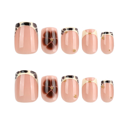 Kunstvolle Nagelverlängerungen mit elegantem Giraffenmuster und goldenen Akzenten Brehn