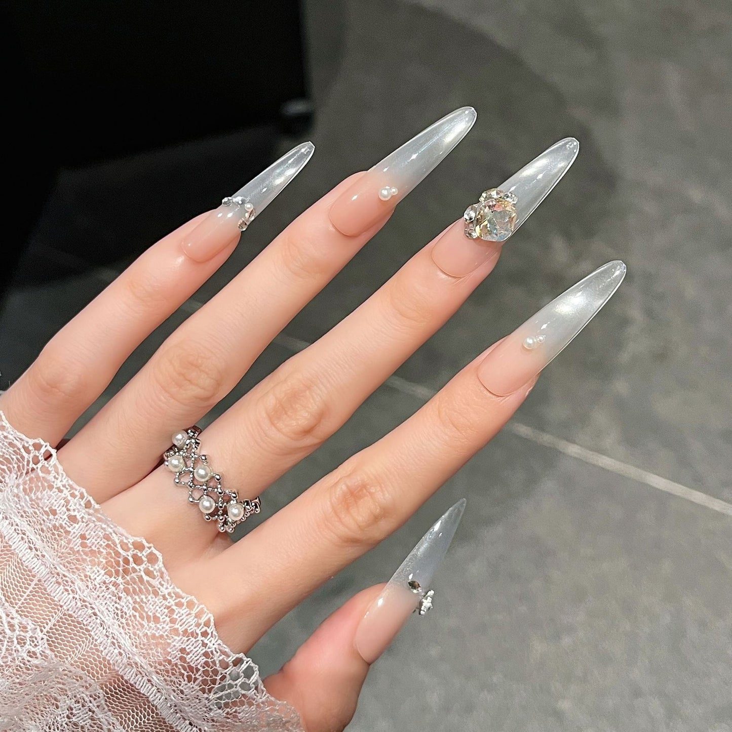 Luxuriöse mit Kristallen besetzte Press-On Nail Extensions Brehn