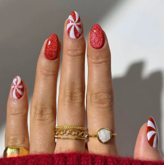 Kunstnagelset mit festlichen Weihnachtsmotiven und Glitzer Brehn