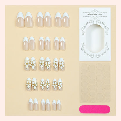 Kunstnagelset mit floralen Akzenten und luxuriösem Glitzer Brehn