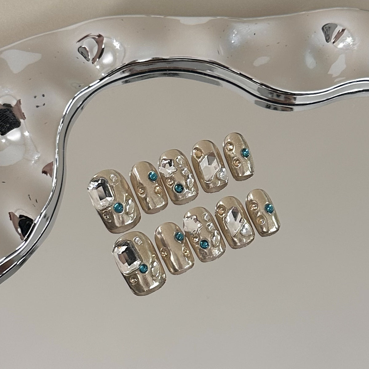 Elegantly Verziertes Press-On Nagelkunst Set