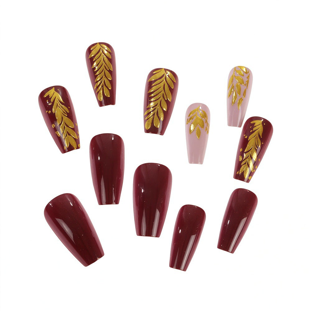 Elegante Kunstnägel mit Goldverzierung Brehn