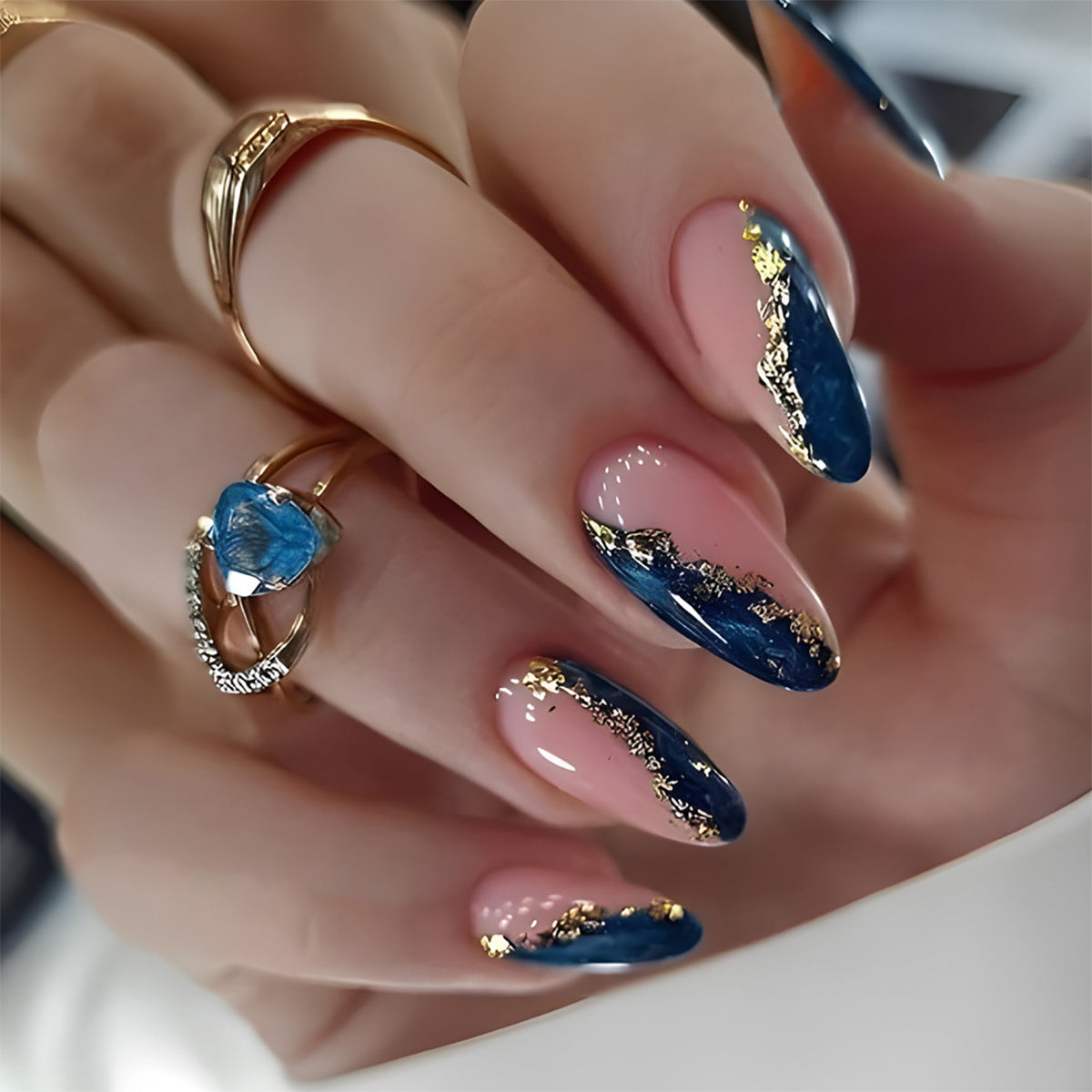 Kunstnagelset mit luxuriösen goldenen Verzierungen und eleganten Details Brehn