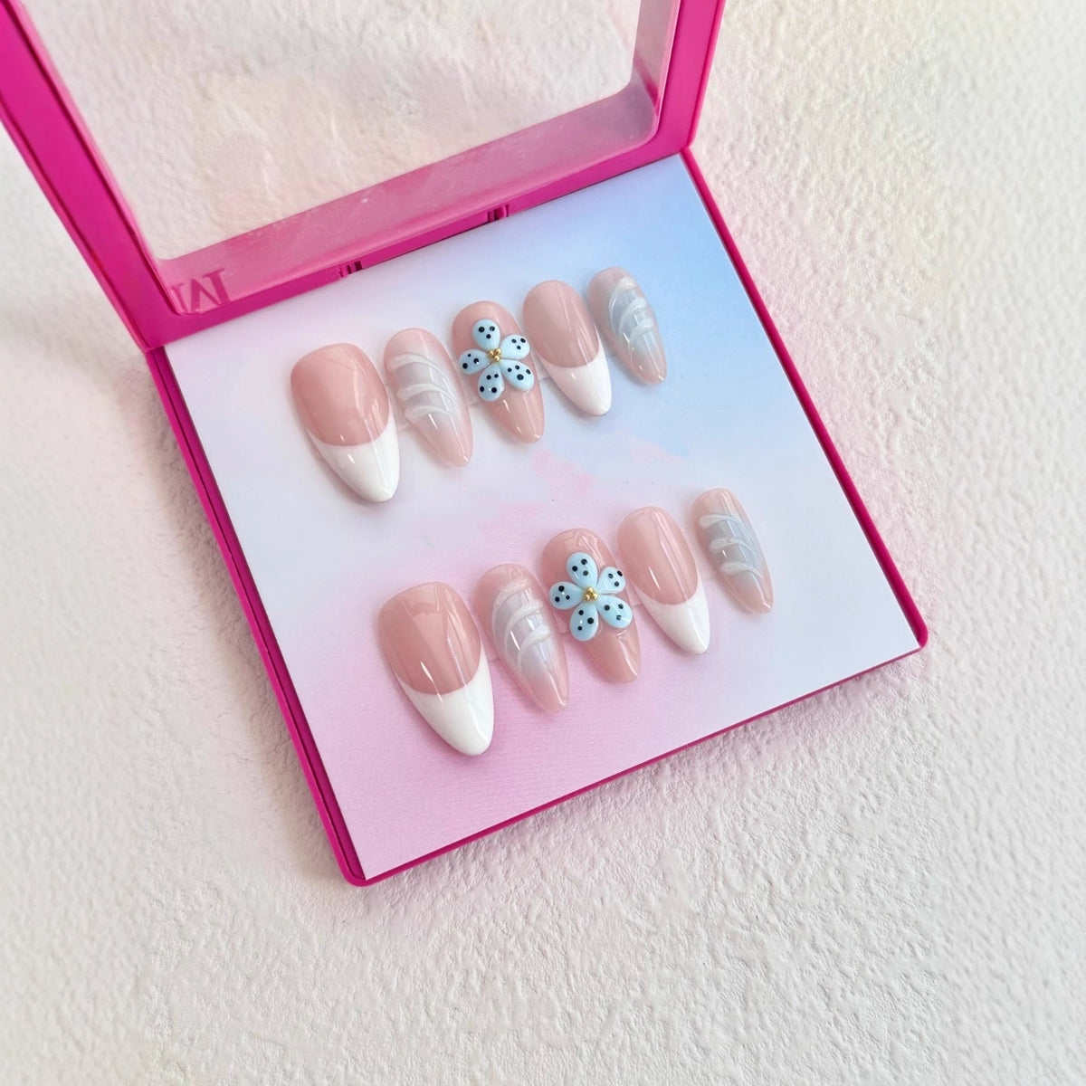 Dekoratives Press-On Nagelkunst-Set mit floralen und Nageldesign-Akzenten