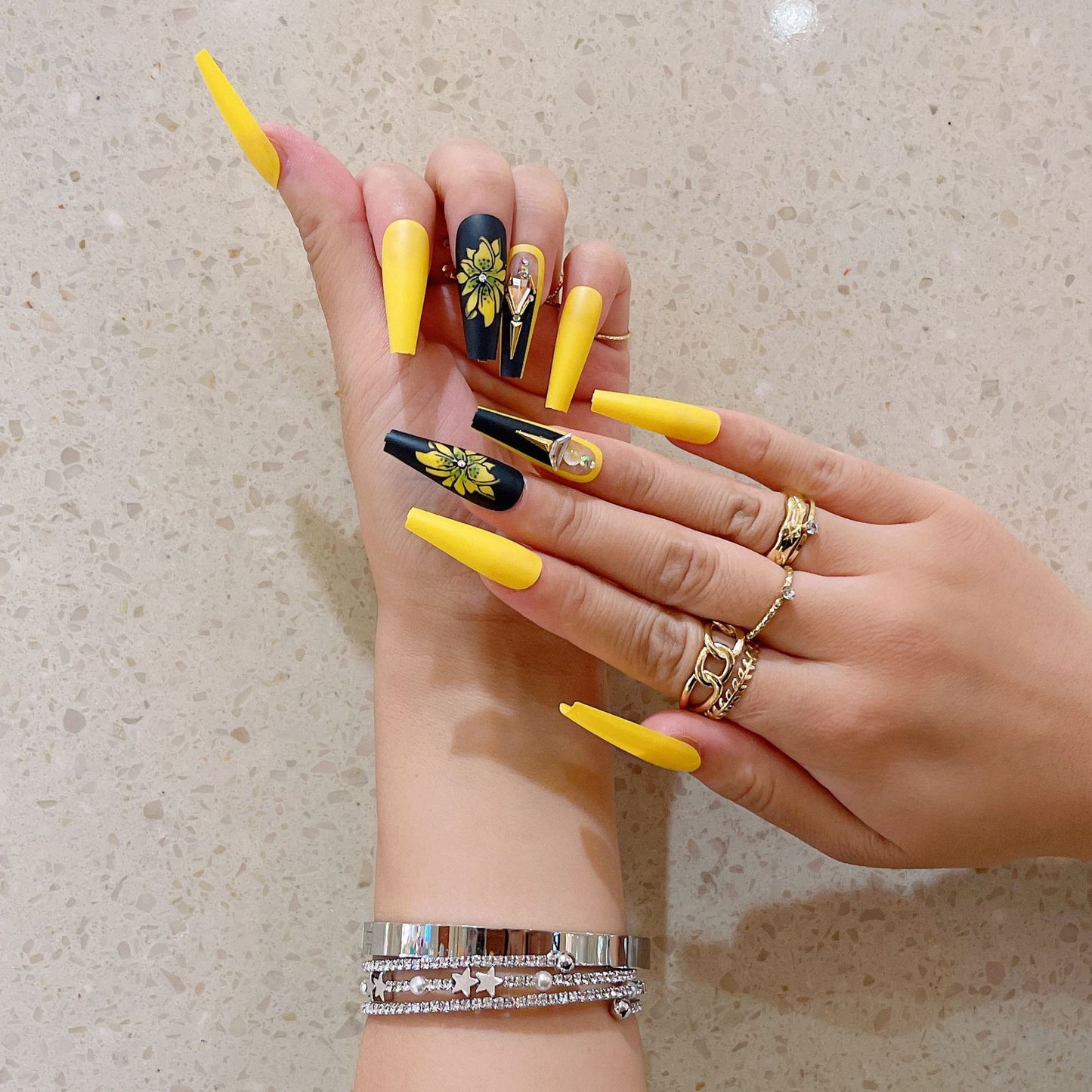 Kunstnagelset mit glamourösen 3D-Verzierungen und detaillierter Blumenillustration Brehn