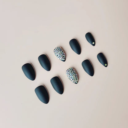 Kunstnagelset mit mattem Finish und funkelnden Akzenten Brehn