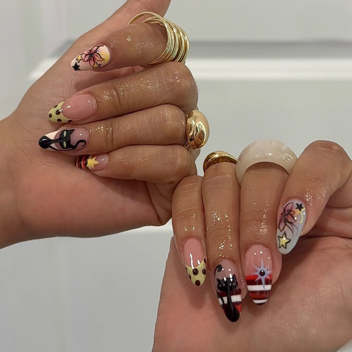Kreative abstrakte Nagelkunst