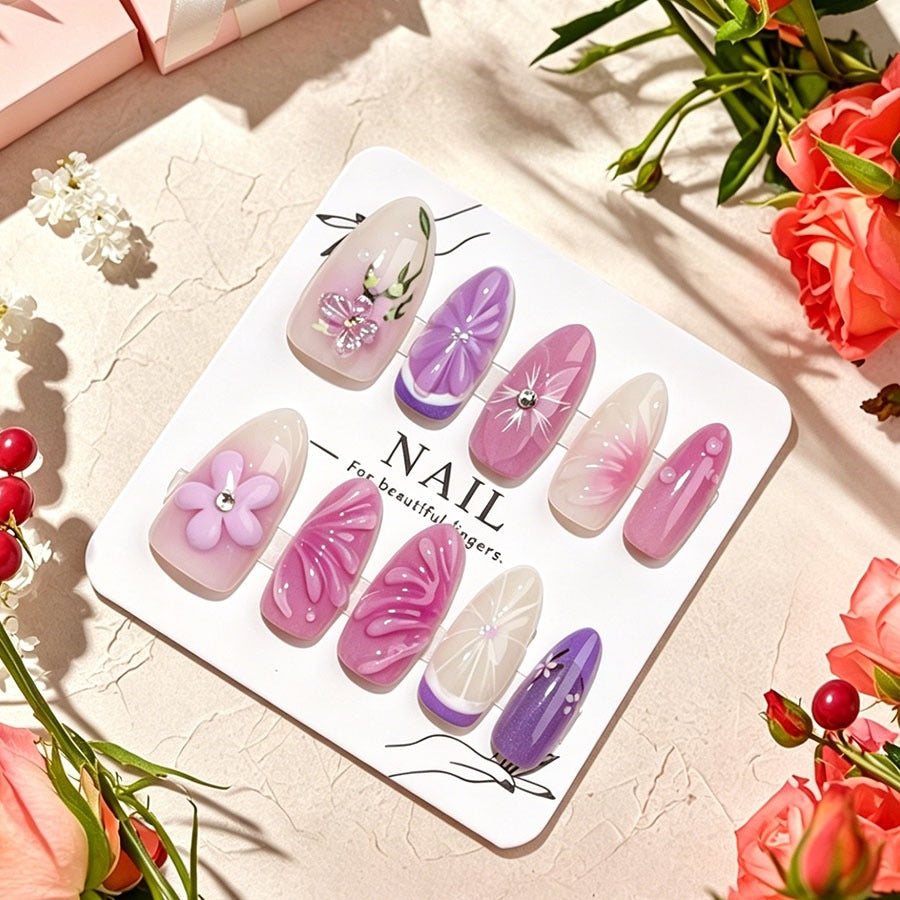 Dekorative Kunstnägel mit floralen Designs und Glitzerakzenten Brehn