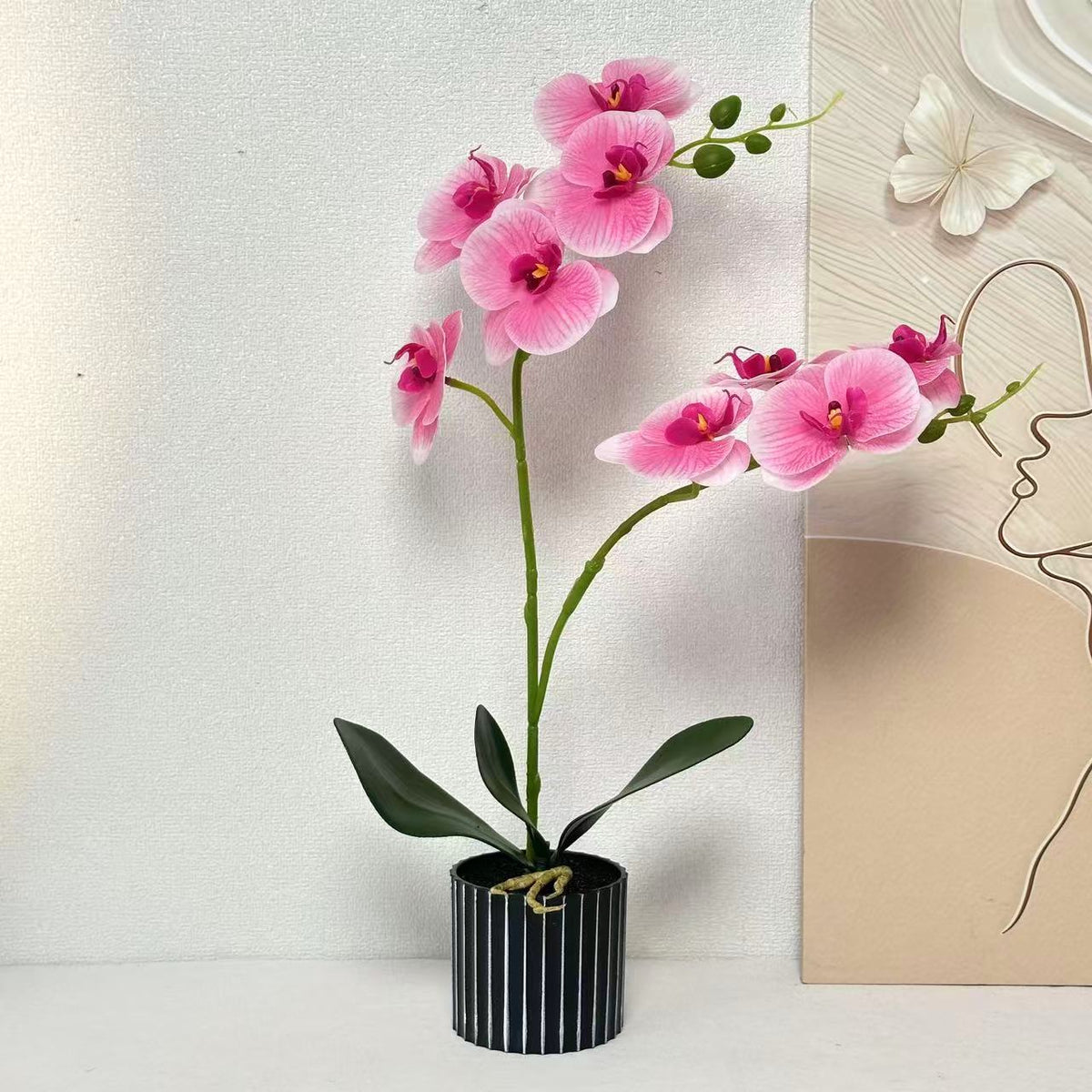 Künstliche Orchideenarrangement für die Innendekoration Zuhause