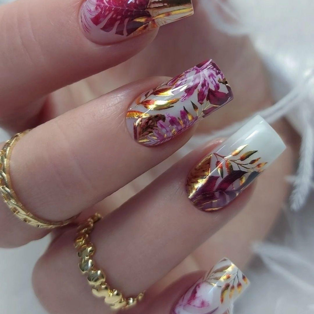 Stilvolle Kunstnägel mit botanischen Designs Brehn