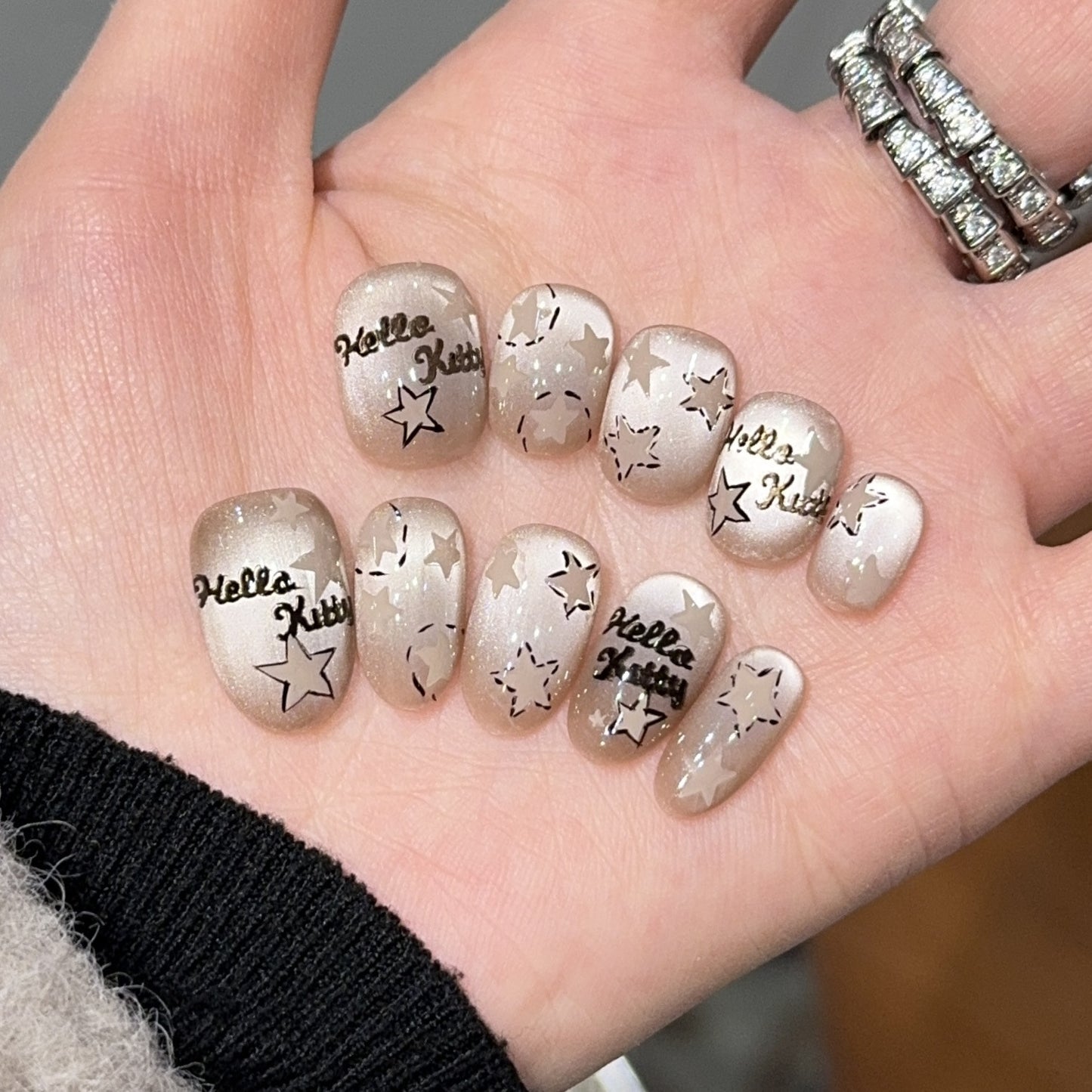Künstliche Nagelspitzen mit Hello Kitty-Design Brehn