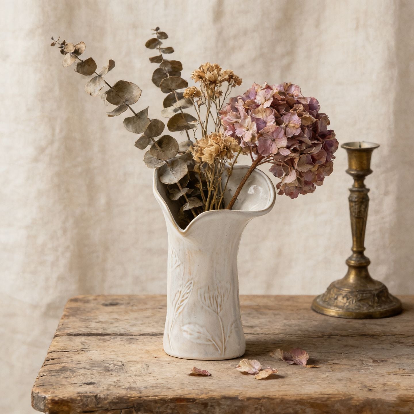 Skulpturale Keramische Asymmetrische Gefaltete Blumenvasen mit Pressweizengruppenmotiv