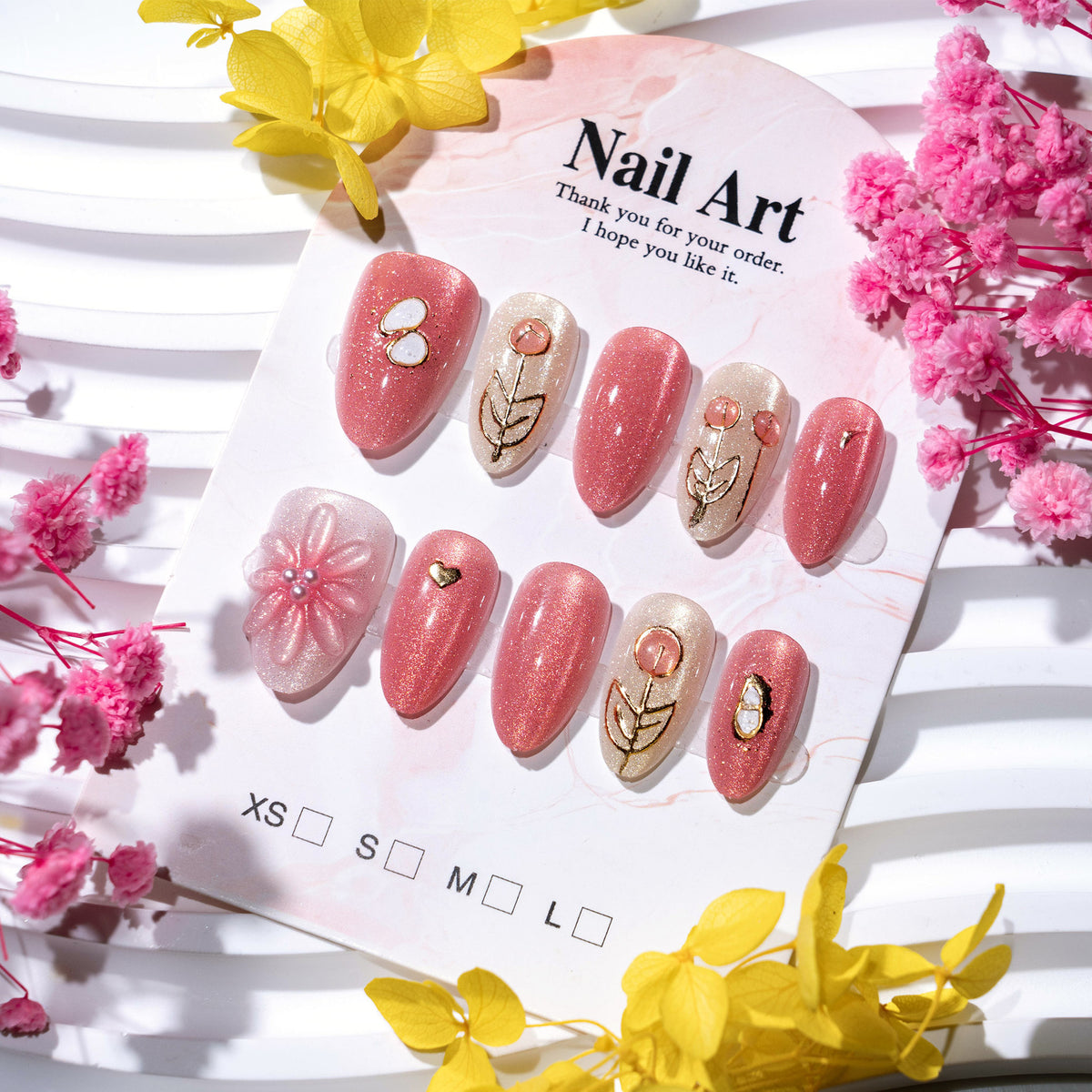 Elegantes floral Press-On-Nagelkunst-Set mit dekorativen Akzenten Brehn