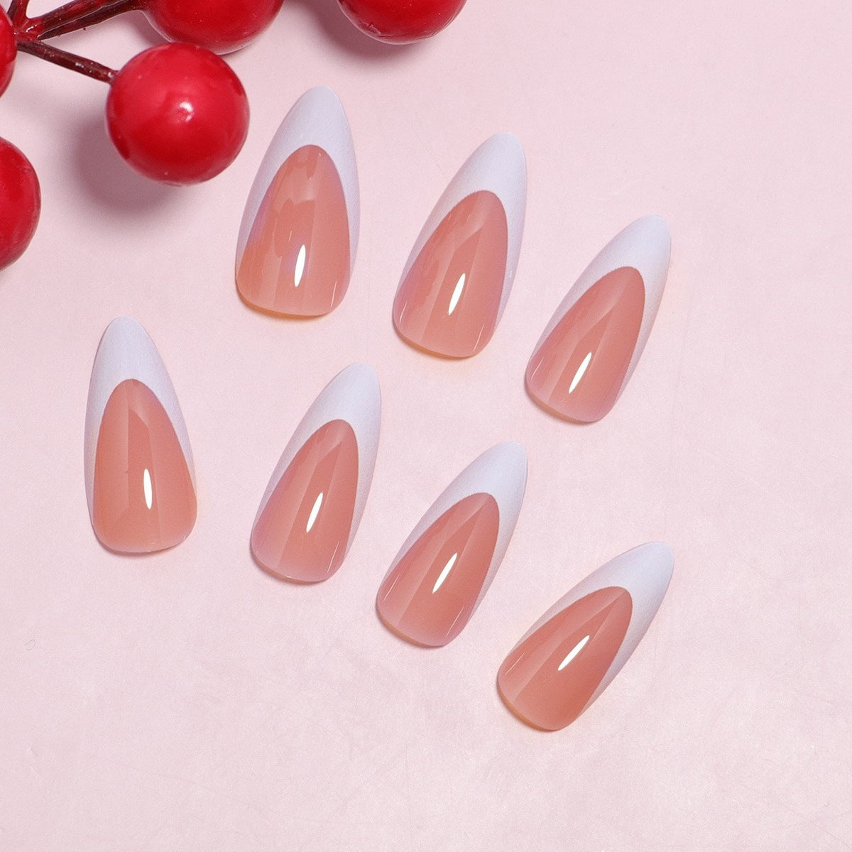 Elegante Stiletto Press-On Nägel mit elegantem französischen Tippdesign Brehn
