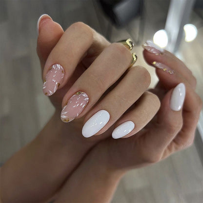 Kunstvolle Nageldesigns mit Glitzer und floralem Akzent Brehn