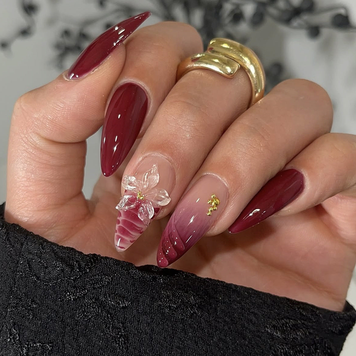 Kunstnagelset mit modernem Spitzen-Design und eindrucksvoller Blütenapplikation Brehn