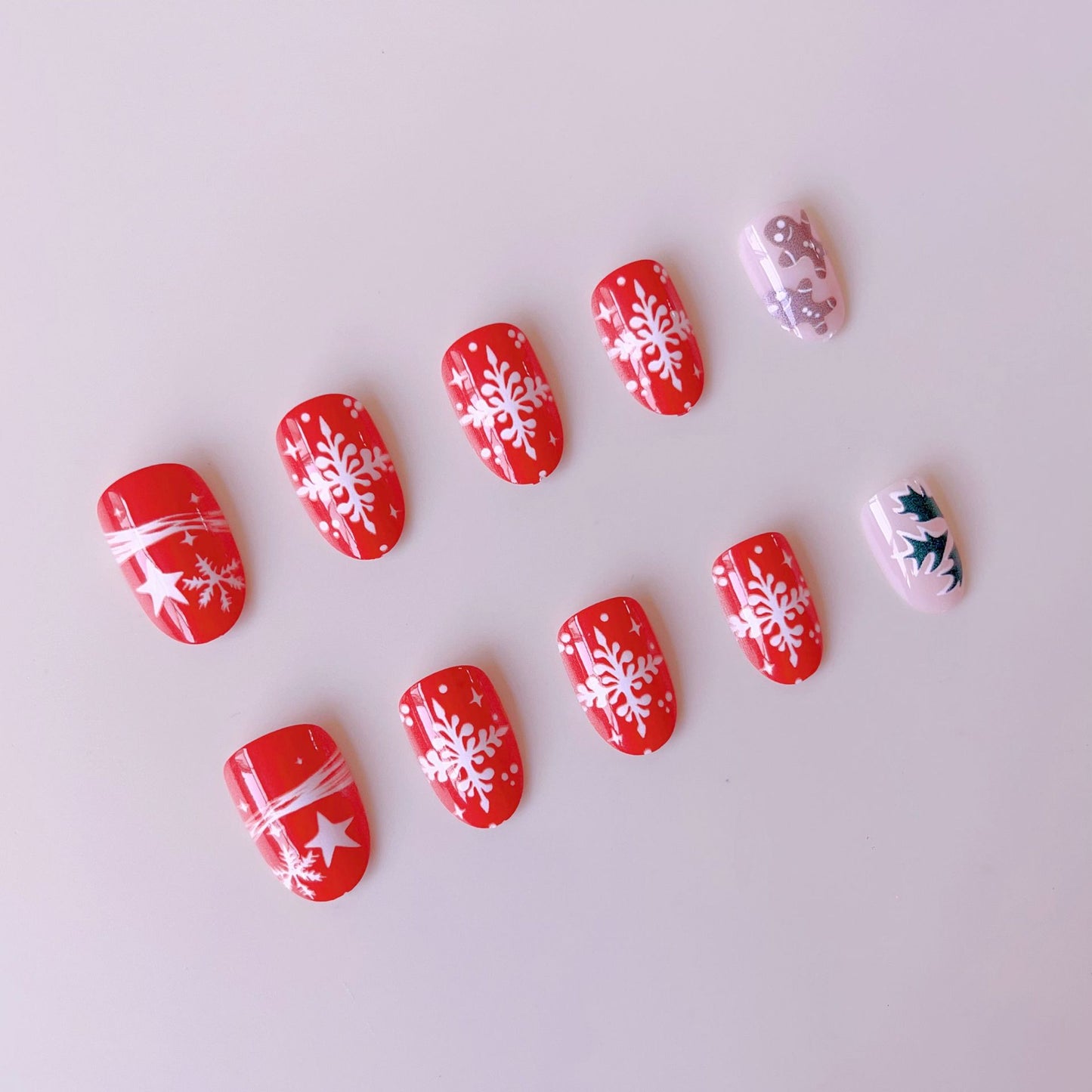 Kunstnagelset mit winterlichen Motiven und glamourösen Weihnachtsdesigns Brehn
