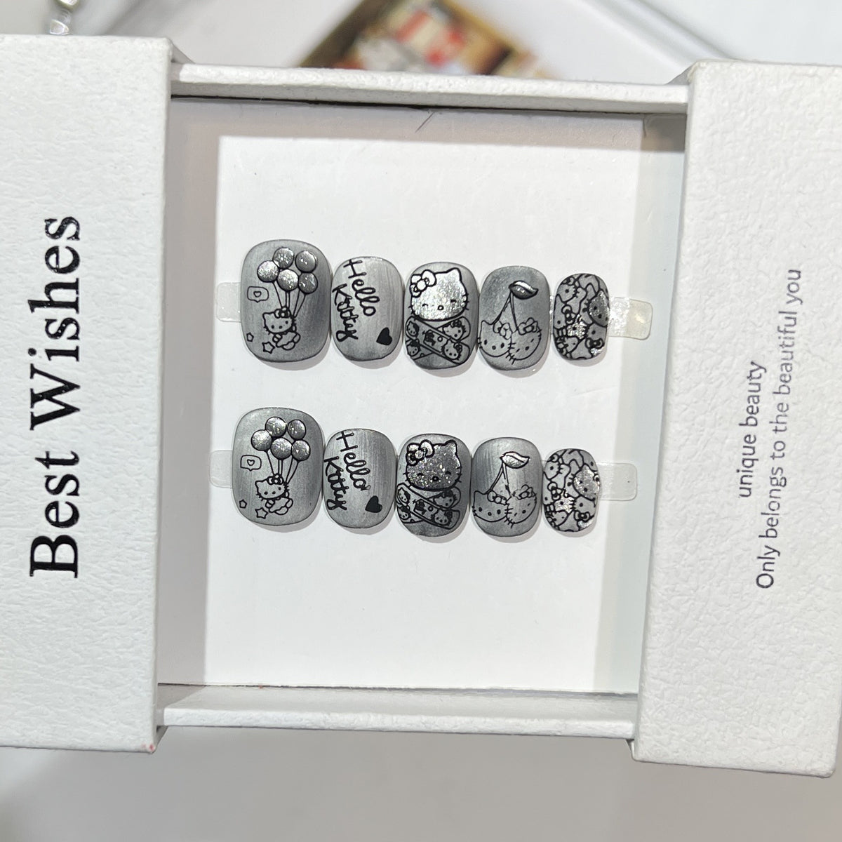 Künstlerisches Press-On Nagelset mit verspielten Charakterdesigns Brehn