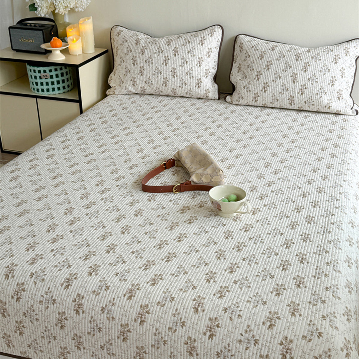 Leichtgewichtiges Baumwoll-Kantha-Stil Wendedecke und Paspel-Kissenbezug-Set