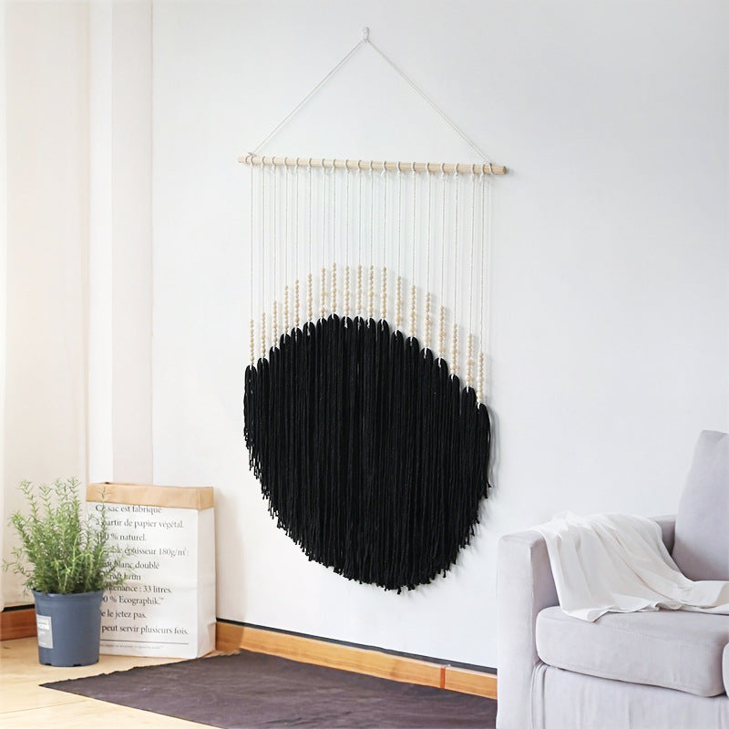 Dekorative Wandkunst mit Holzkugeln und Fadenpendel