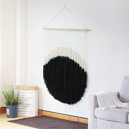 Dekorative Wandkunst mit Holzkugeln und Fadenpendel
