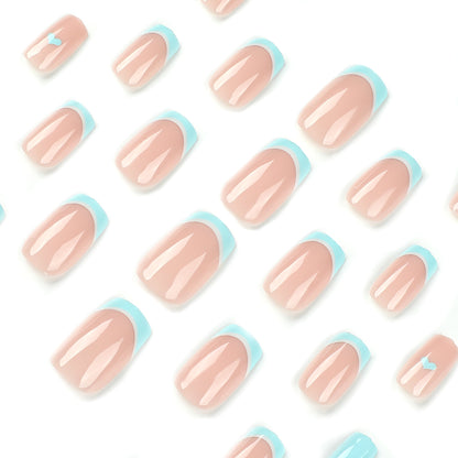 Kunstvolle Nagelkunst mit pastellblauen Akzenten Brehn
