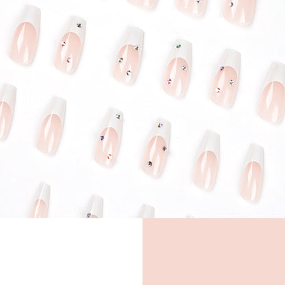 Kunstvolle Kunstnägel im eleganten French-Tip Design mit Glitzerakzenten Brehn