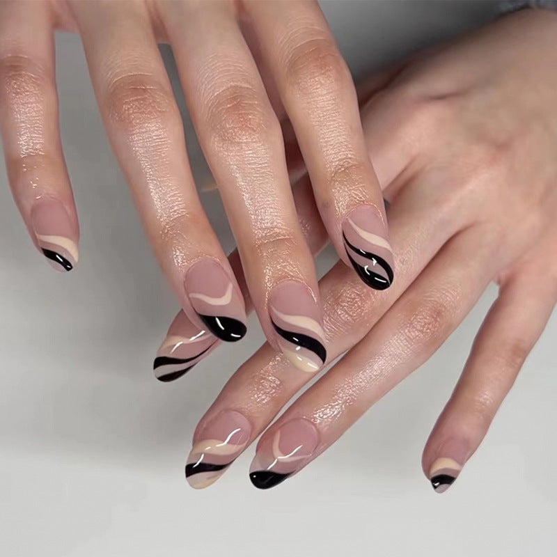 Kunstvolle Nagelkunst mit elegantem Wellen-Design Brehn